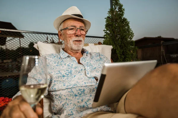 Senior Man Using Digital Tablet Outdoor — Stock fotografie