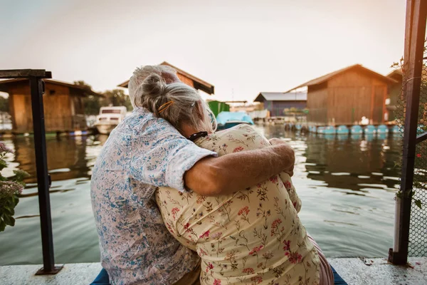 Pareja Mayor Disfrutando Día Casa Campo Cerca Del Río —  Fotos de Stock