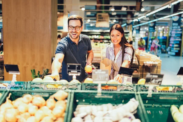 Marketten veya süpermarketten meyve alan mutlu çift - alışveriş, gıda, satış, tüketim