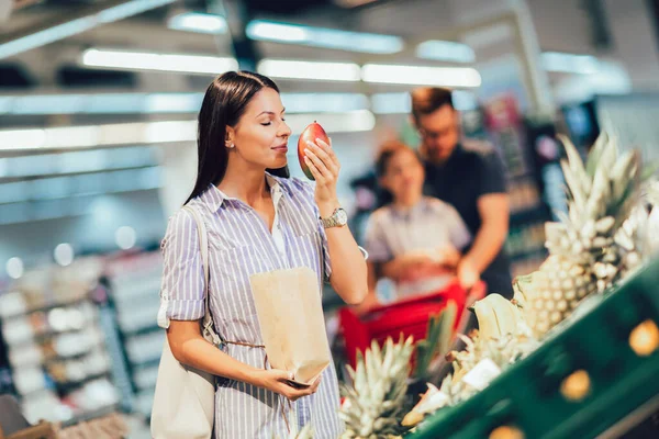 Felice Famiglia Che Acquista Frutta Supermercato Negozio Alimentari Shopping Cibo — Foto Stock