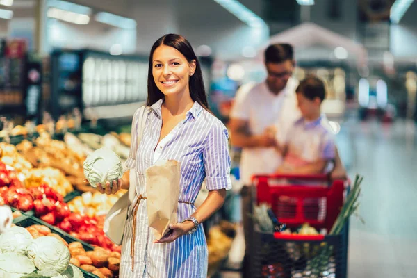 Familia Feliz Comprando Verduras Tienda Comestibles Supermercado Compras Comida Venta — Foto de Stock