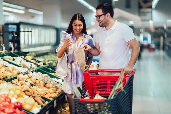 Casal Feliz Comprando Legumes Mercearia Supermercado Compras Alimentos Venda Consumismo — Fotografia de Stock