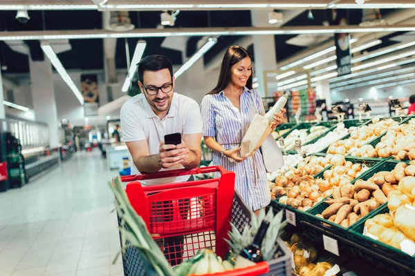 Coppia Felice Acquisto Verdure Negozio Alimentari Supermercato Shopping Cibo Vendita — Foto Stock