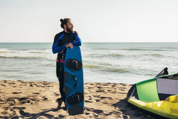 Surfer Man Met Surfplank Het Strand Zomersportactiviteiten — Stockfoto