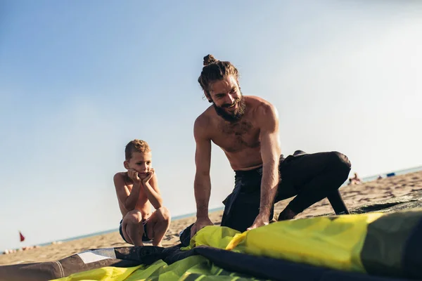 Pai Filho Fatos Mergulho Com Kite Equipamentos Para Surf — Fotografia de Stock