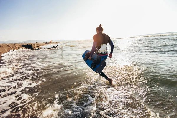 Surfer Deską Surfingową Plaży Letnia Aktywność Sportowa — Zdjęcie stockowe