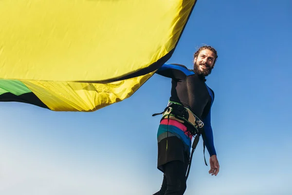 Jongeman Professionele Surfer Staand Het Zandstrand Met Zijn Vlieger — Stockfoto