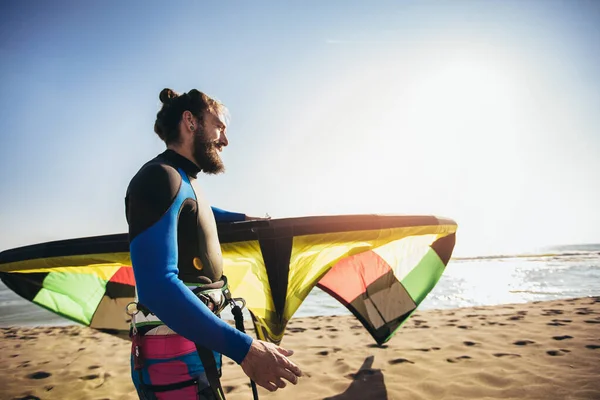 Jongeman Professionele Surfer Staand Het Zandstrand Met Zijn Vlieger — Stockfoto