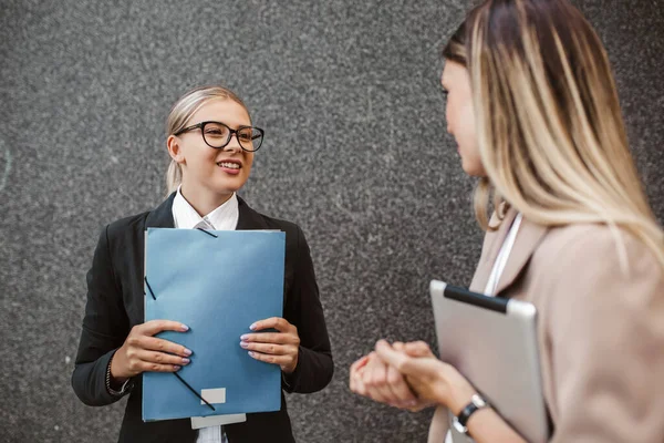 Blank Vrouw Assistent Praten Bespreken Van Werk Naar Zakenvrouw — Stockfoto