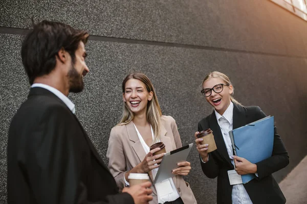 Colleghi Ufficio Che Parlano All Aperto Vicino All Edificio Degli — Foto Stock