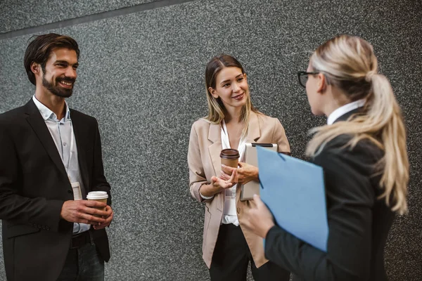 Colleghi Ufficio Che Parlano All Aperto Vicino All Edificio Degli — Foto Stock