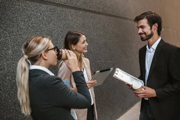 Colleghi Ufficio Che Parlano All Aperto Vicino All Edificio Degli — Foto Stock