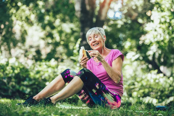 Femme Âgée Faisant Exercice Dans Parc Tout Écoutant Musique Femme — Photo