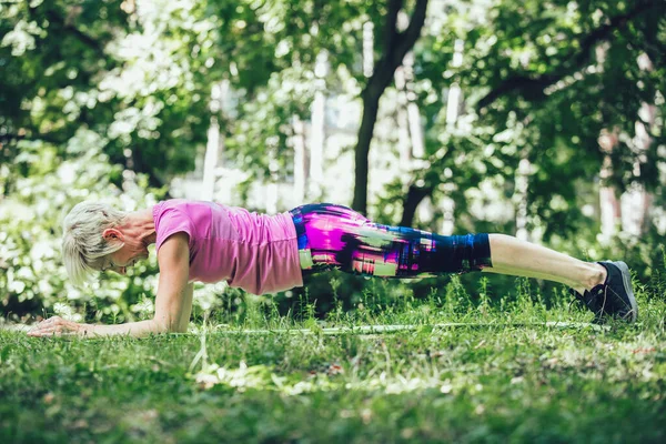 Happy Mature Woman Practicing Yoga Park Active Lifestyle — Stock Photo, Image