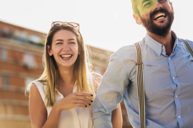 Birbirine aşık çiftler romantik bir yolculukta sokakta kucaklaşıyorlar.