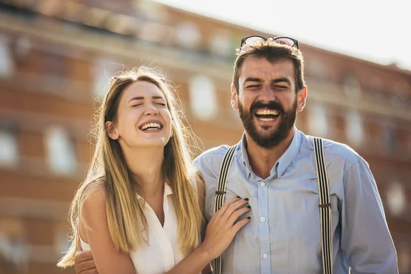 Casal Apaixonado Caminhando Abraçando Rua Viagem Romântica — Fotografia de Stock