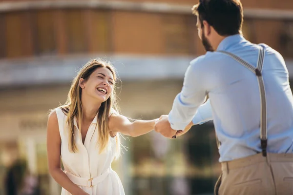 Couple Amoureux Marchant Embrassant Dans Rue Voyage Romantique — Photo