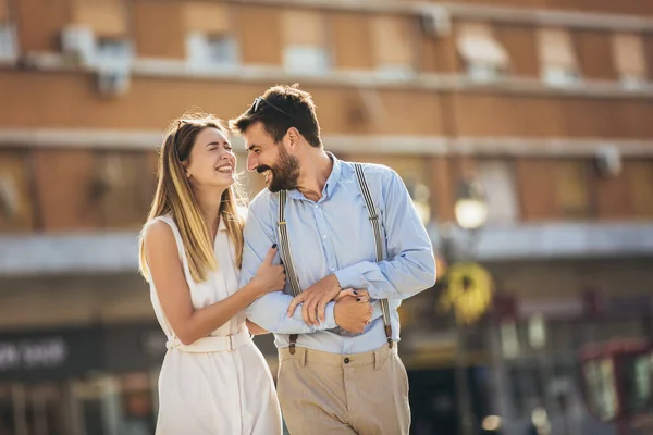 Par Kärlek Promenader Omfamna Gatan Romantisk Resa — Stockfoto