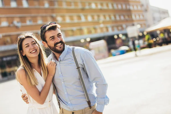 Casal Apaixonado Caminhando Abraçando Rua Viagem Romântica — Fotografia de Stock