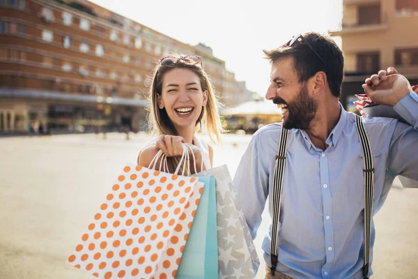 Schönes Paar Mit Einkaufstüten Redet Und Lächelt Beim Einkaufen Der — Stockfoto