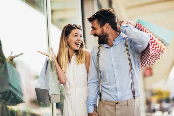 Bella Coppia Con Borse Della Spesa Sta Parlando Sorridendo Mentre — Foto Stock