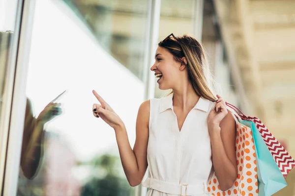 Jonge Vrouw Met Boodschappentassen Die Door Stad Loopt — Stockfoto