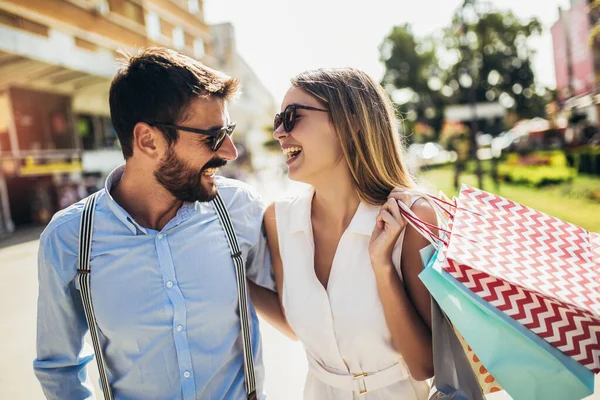 Belo Casal Com Sacos Compras Está Falando Sorrindo Fazer Compras — Fotografia de Stock