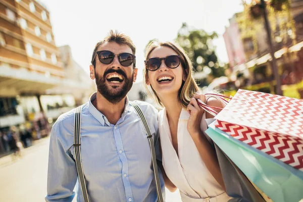Gyönyörű Pár Bevásárló Táskák Beszél Mosolyog Miközben Vásárol Városban — Stock Fotó