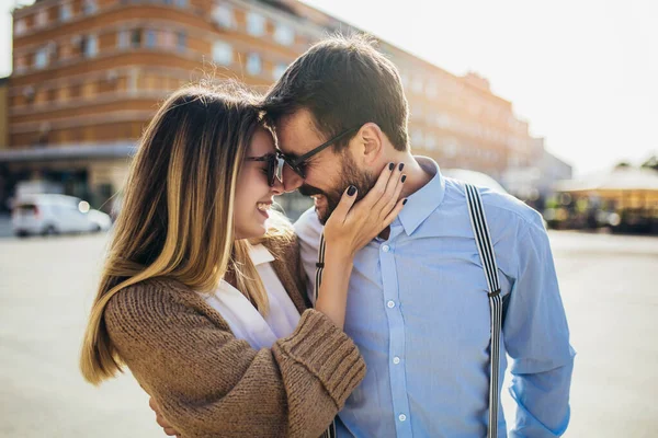 Casal Apaixonado Caminhando Abraçando Rua Viagem Romântica — Fotografia de Stock