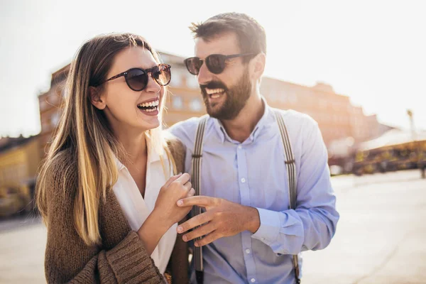 Pareja Enamorada Caminando Abrazándose Calle Viaje Romántico — Foto de Stock