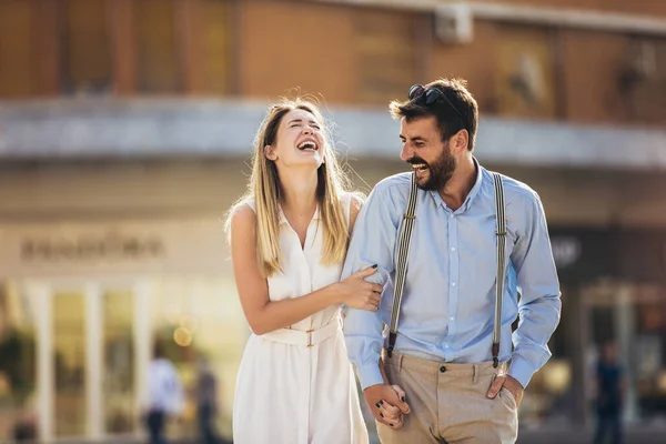 Par Kärlek Promenader Omfamna Gatan Romantisk Resa — Stockfoto