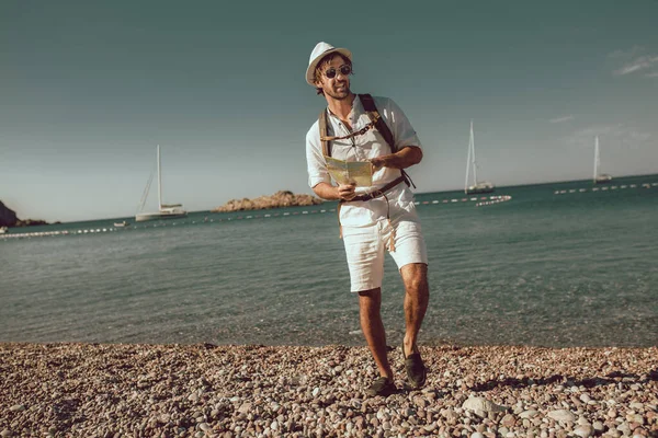 Glimlachende Toerist Met Kaart Rugzak Aan Zee — Stockfoto