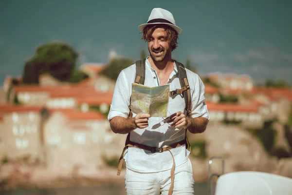 Glimlachende Toerist Met Kaart Rugzak Aan Zee — Stockfoto