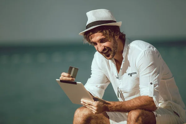 Homme Utilisant Tablette Numérique Carte Crédit Plage Mer — Photo