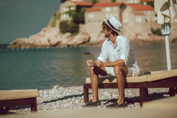 Człowiek Relaksujący Się Korzystać Tabletu Cyfrowego Plaży Morskiej — Zdjęcie stockowe