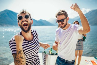 İnsanlar plaj partisi yaz tatili konseptini kutluyor
