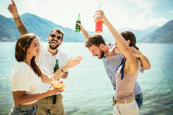 Счастливые Друзья Пляже Напитками — стоковое фото