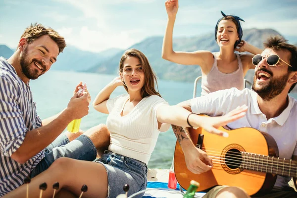 Gelukkige Vrienden Feesten Het Strand Met Drankjes — Stockfoto