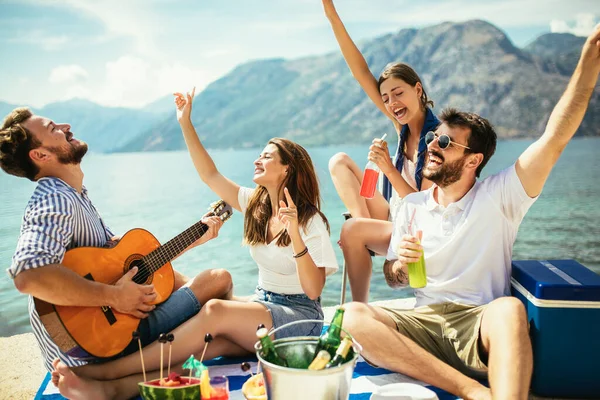 Happy Friends Partying Beach Drinks — Stock Photo, Image