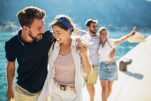 Eine Gruppe Von Freunden Spaziert Sommer Strand Entlang — Stockfoto