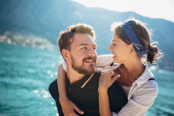 Porträt Eines Mannes Der Freundin Auf Dem Rücken Trägt — Stockfoto