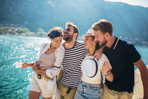 Bir grup arkadaş yaz zamanı sahilde yürüyorlar.. 