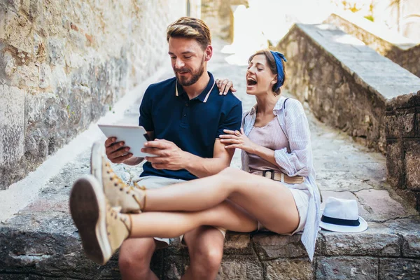 Pareja Turistas Jóvenes Usando Una Tableta Digital Casco Antiguo — Foto de Stock