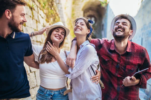 Amigos Felices Disfrutando Unas Vacaciones Casco Antiguo — Foto de Stock