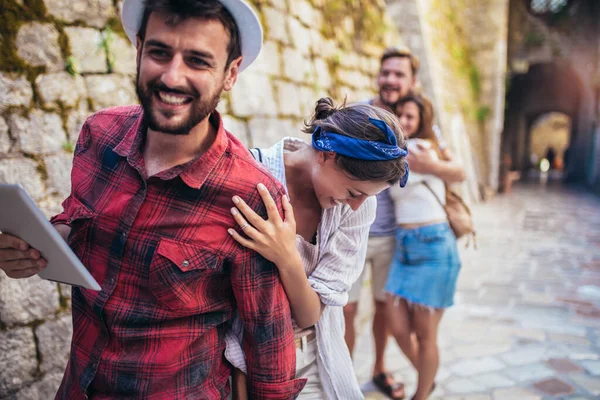 Amigos Felices Disfrutando Unas Vacaciones Casco Antiguo — Foto de Stock