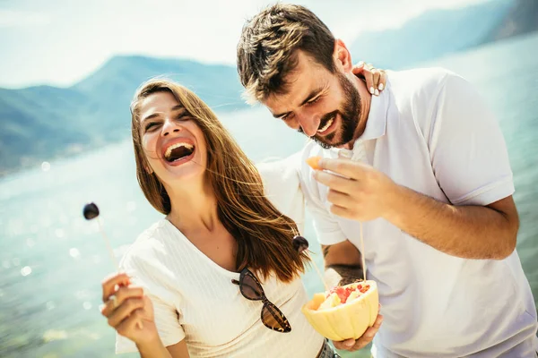 Jong Paar Eten Fruit Het Strand Plezier Hebben Het Strand — Stockfoto