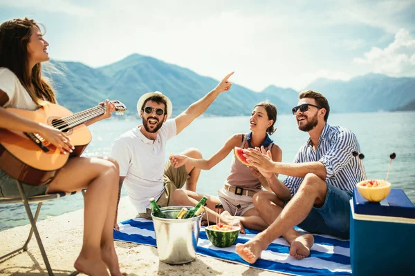 Glückliche Freunde Feiern Strand Mit Drinks — Stockfoto
