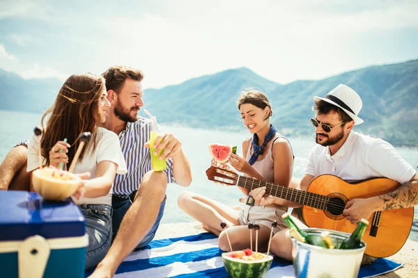 Amigos Felizes Festejando Praia Com Bebidas — Fotografia de Stock