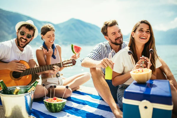 Gelukkige Vrienden Feesten Het Strand Met Drankjes — Stockfoto