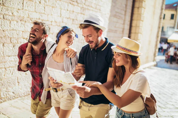 Groep Toeristen Zoek Naar Plaatsen Hun Kaart Buiten — Stockfoto